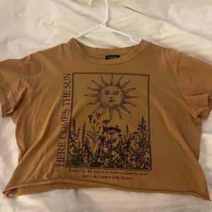 great condition, lightweight graphic crop top